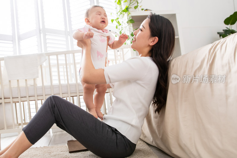 在家办公的年轻妈妈和宝宝