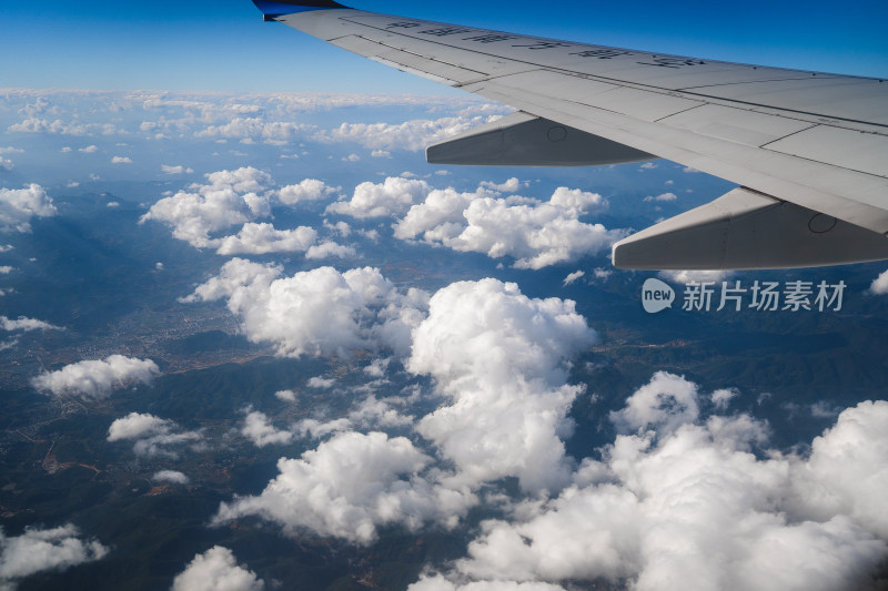 飞机窗户外的天空云景