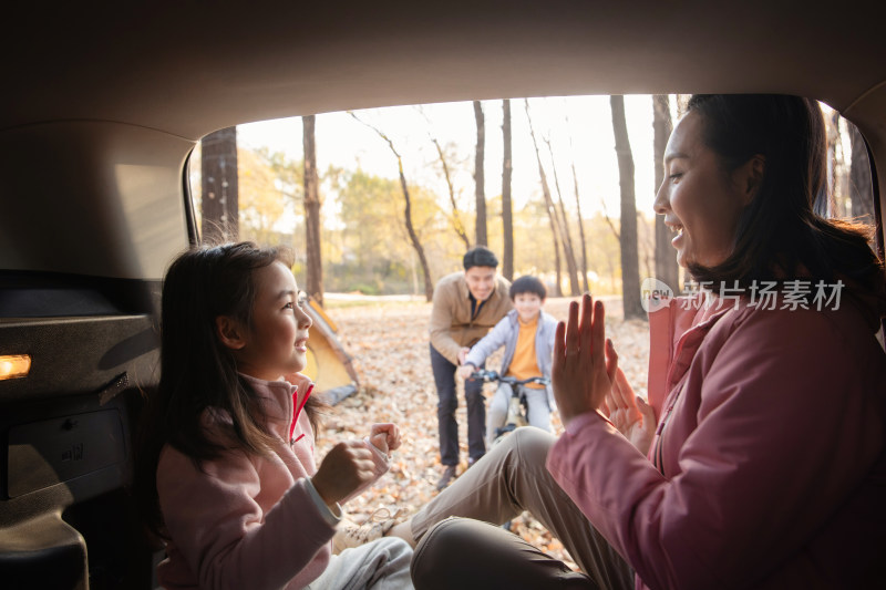 幸福母女在车中游戏，快乐父子在学自行车