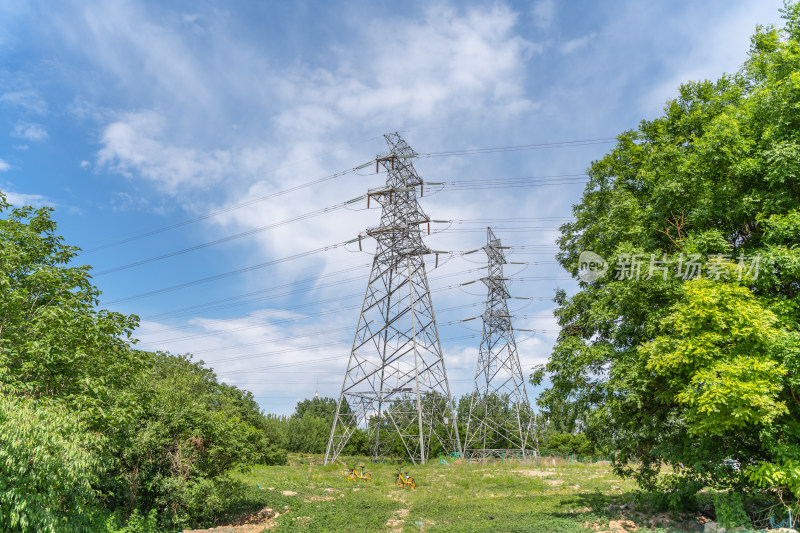 绿色园林高压线输电塔