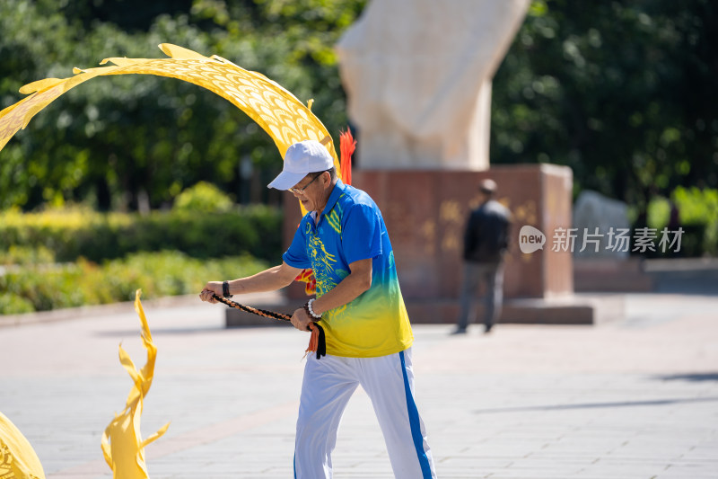 中国乌鲁木齐人民公园里玩鞭陀龙锻炼的人