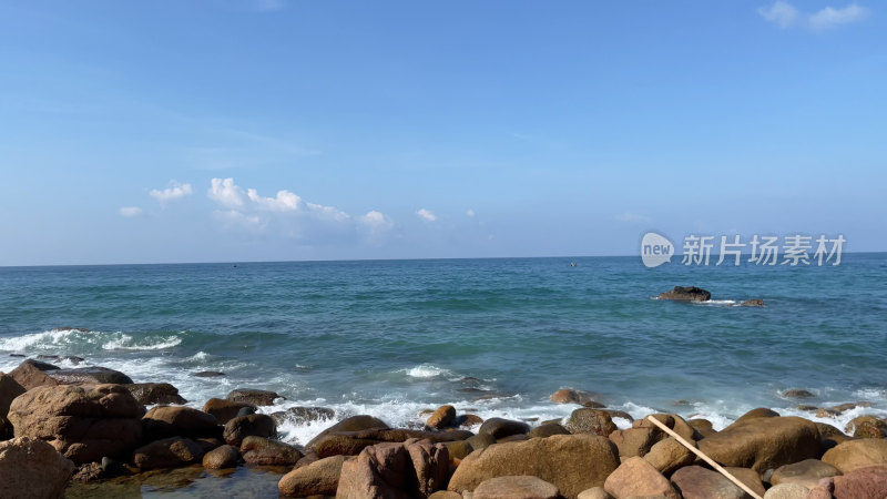 海南海滩海边礁石浪花