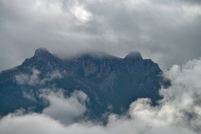 云雾中的森林山峰虎头山