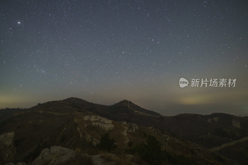 星空下的山峦夜景