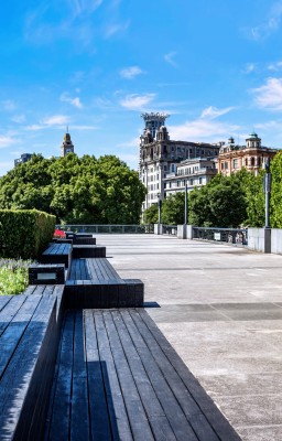 上海外滩城市广场开阔地面与远景建筑