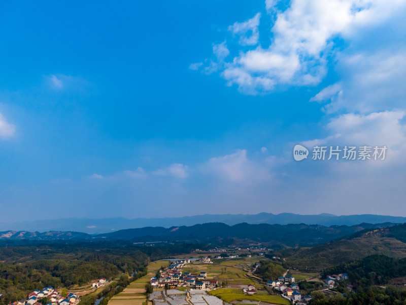 湖南山川丘陵农田乡村蓝天白云航拍图