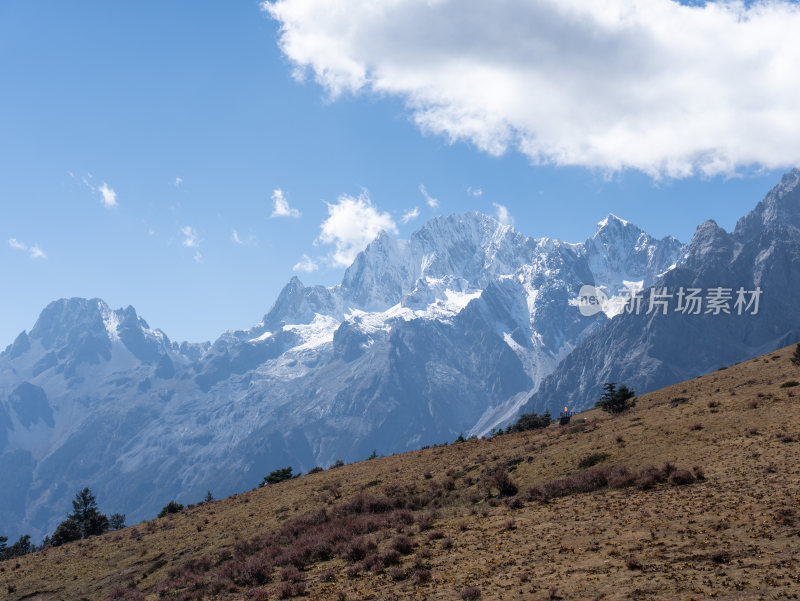 站在玉龙雪山牦牛坪，观赏山川风景