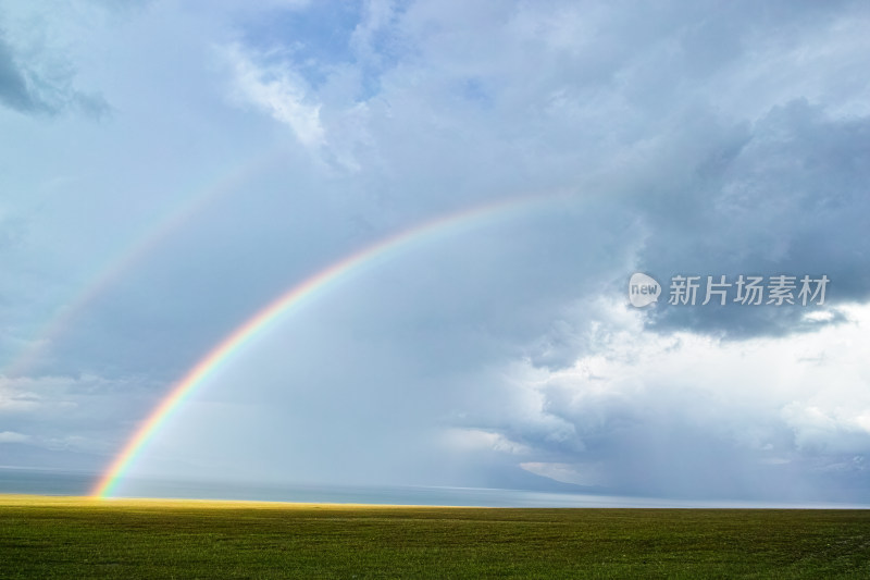 新疆赛里木湖边草原彩虹