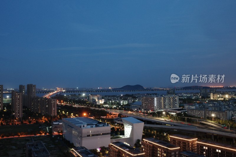 夜幕下的城市建筑群夜景俯瞰图