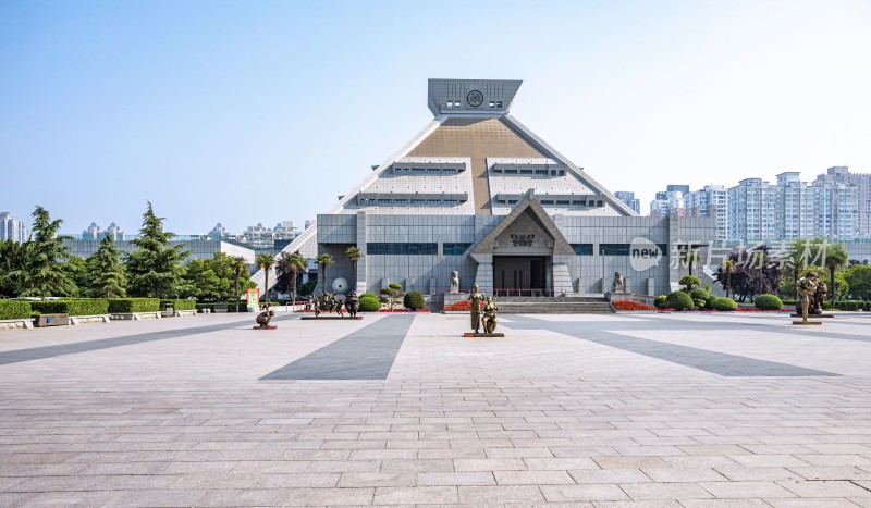 上海龙华烈士纪念馆广场前的现代风格建筑