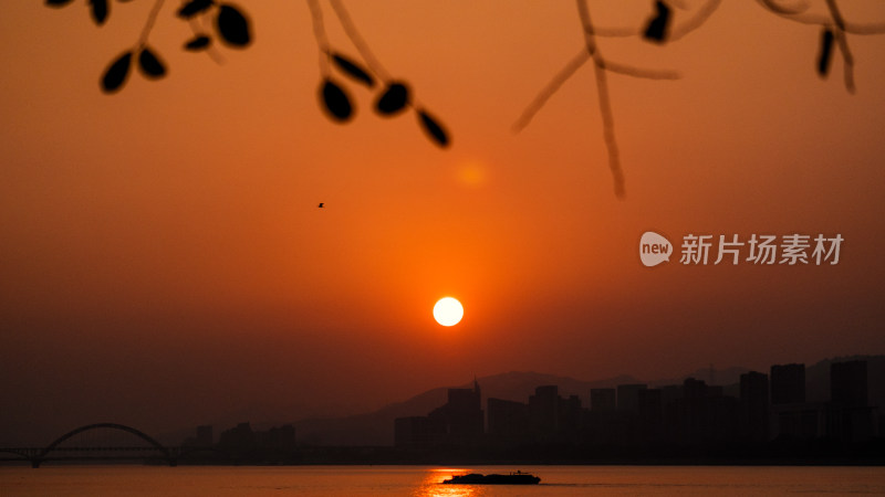 杭州钱塘江落日