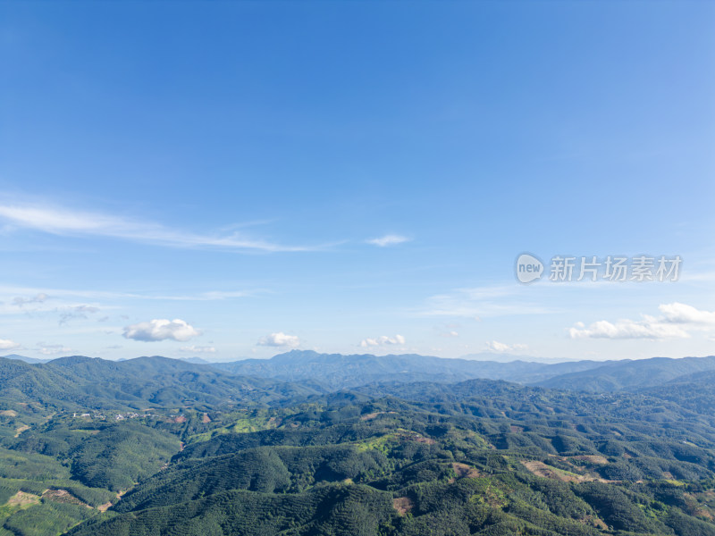 辽阔壮观的群山航拍全景