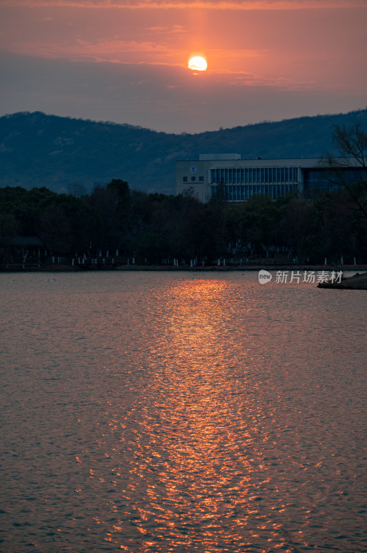 夕阳下河畔石桥与建筑景观