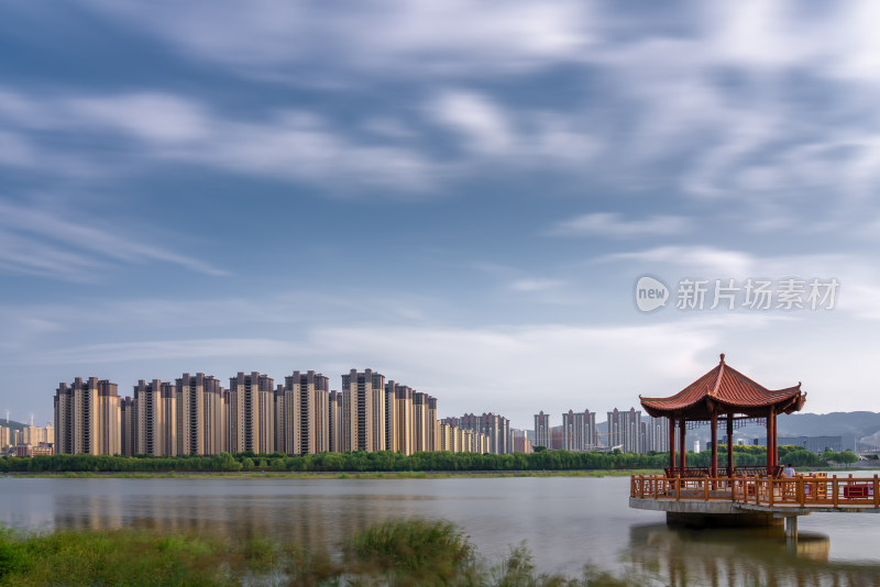 城市天际线楼房居住生态环境河流天空全景图