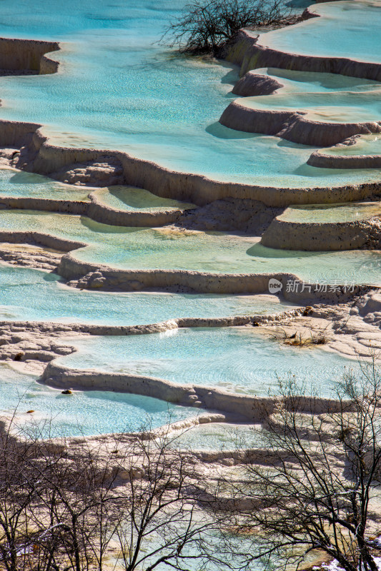 四川阿坝黄龙景区冬日雪后五彩池钙化池