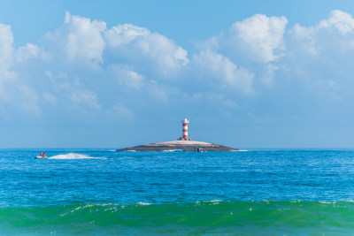 东山岛海上灯塔与摩托艇风景