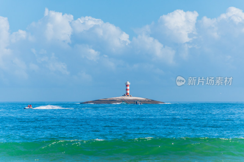 东山岛海上灯塔与摩托艇风景