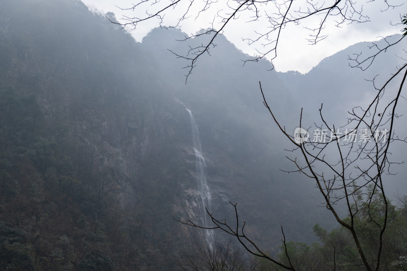 山间雾气缭绕的瀑布景观