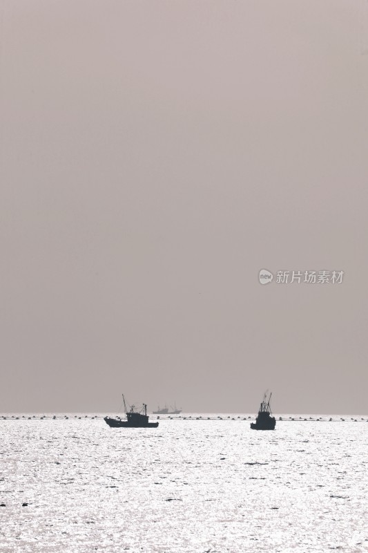 海面夕阳下的码头景观