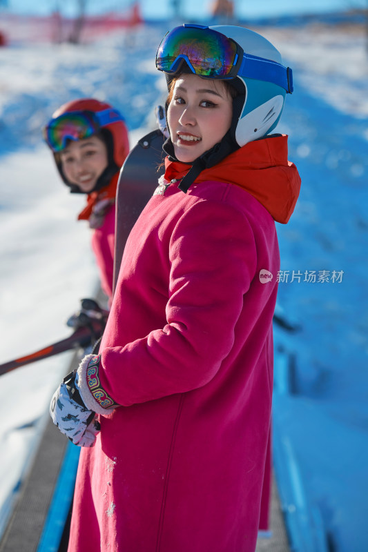 在滑雪场进行滑雪运动的年轻女性