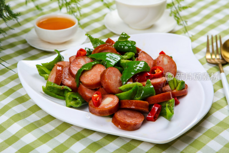 香辣美味的炒红肠