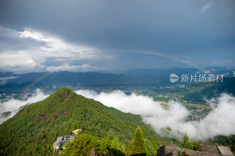 山间彩虹美景，云海环绕的自然风光