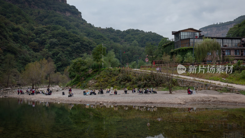 太行山峡谷露水河边写生的学生们