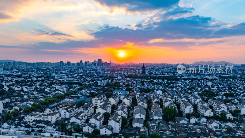 航拍夕阳下苏州古城区北寺塔高新区同框