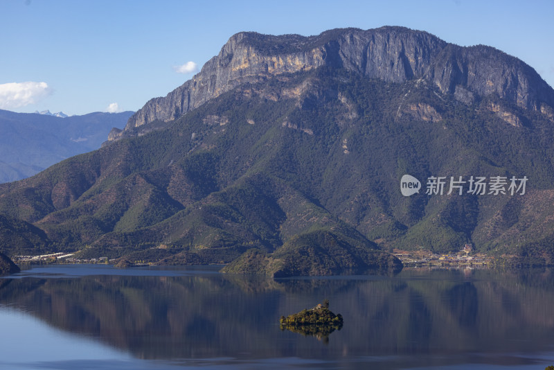 泸沽湖航拍湖心小岛与远山