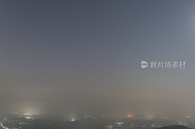 城市夜景星空下灯火阑珊的景象