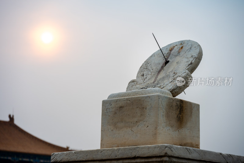日光下的古代日晷