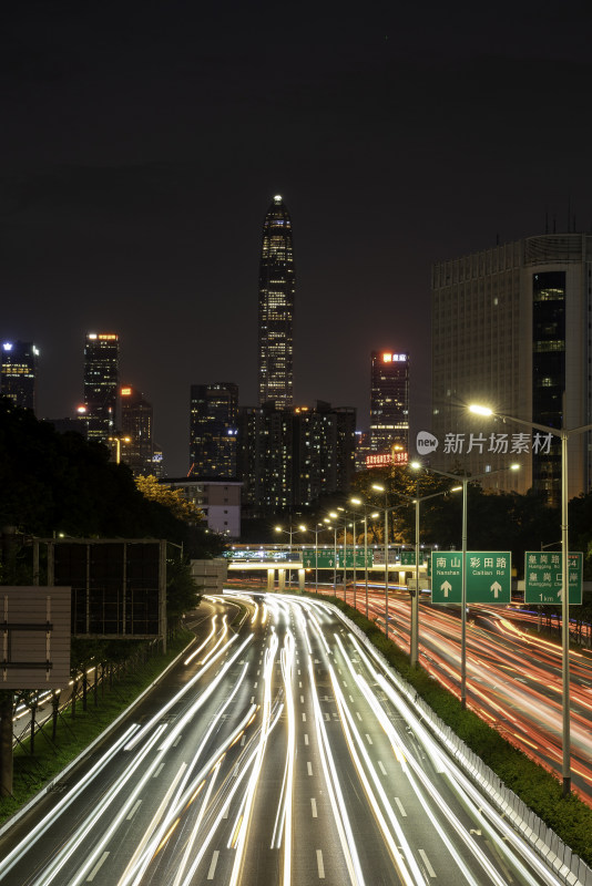 深圳福田平安金融大厦车轨夜景图