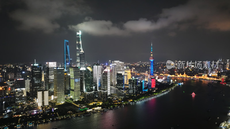 夜景下灯火辉煌的现代化城市高楼