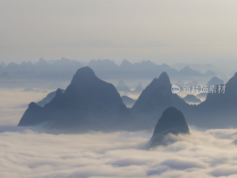 早晨的桂林喀斯特地貌山水云海