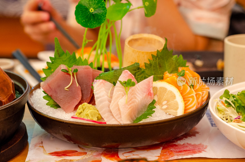 餐桌上一盘日本料理美食刺身