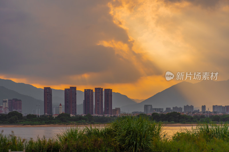 河边沙滩儿童玩耍风景