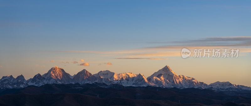 日照金山壮美景观雪山群峰全景图