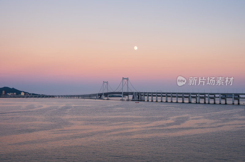 夕阳下大连星海湾大桥上空升起的月亮