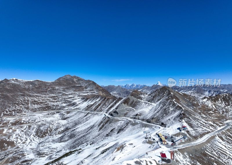 壮观的雪山全景，银白世界尽显自然之美