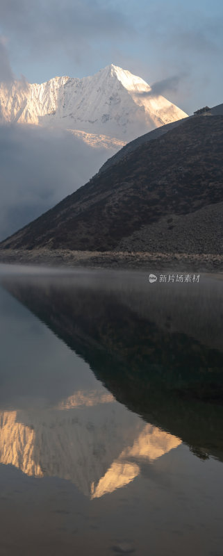 西藏山南洛扎秘境库拉岗日雪山湖泊壮丽景色