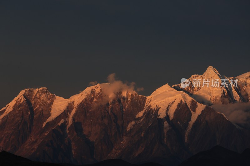 日照金山