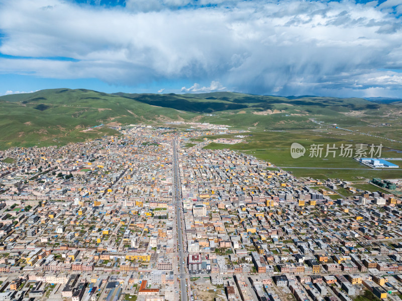 航拍四川理塘县城风景