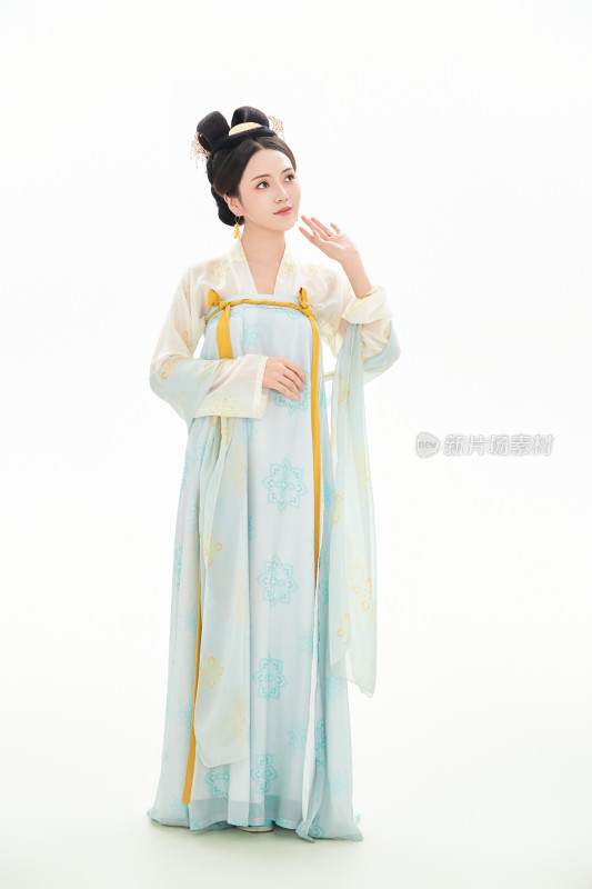 白色背景下穿着中国唐朝服饰的少女