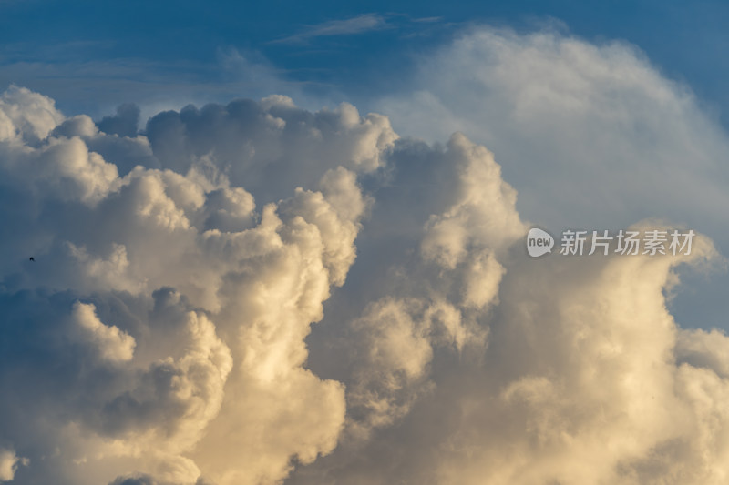 天空中厚重云层的自然景象