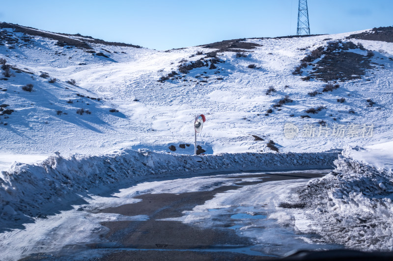 冬季雪地里的公路