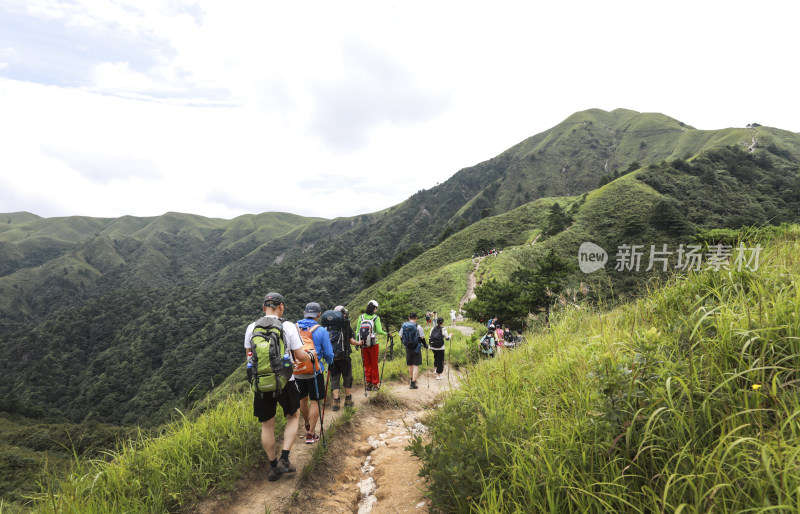 山间草地与层叠山脉风景  武功山 徒步