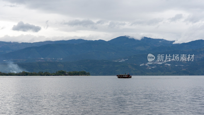 四川凉山彝族自治州西昌邛海阴天景色