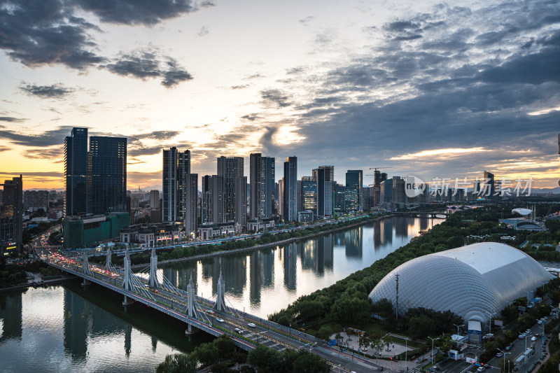 北京通州黄昏下的城市河景与高楼建筑全景