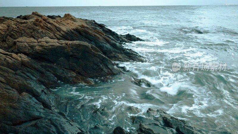 海南清水湾海浪拍打岸边岩石景象