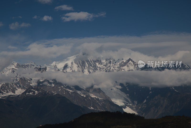 云层缭绕的梅里雪山